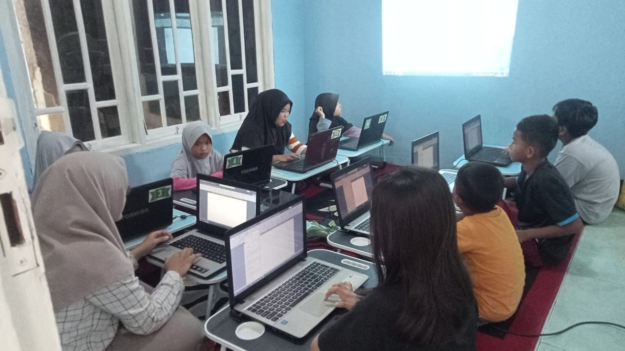 Menaklukkan Era Digital: Mengapa Keterampilan Komputer Adalah "Bahasa Baru" yang Wajib Dikuasai Di abad ke-21